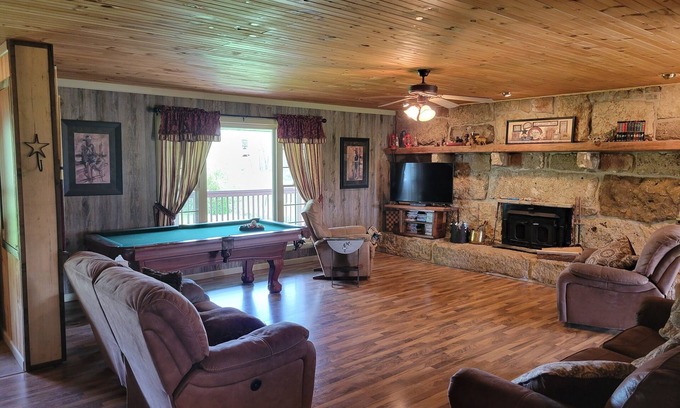 Dallas County House | Unforgettable Ranch House Retreat by Niangua River