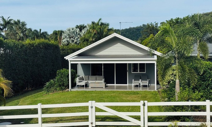 Kewarra Beach Villa | Idyllic Ranch Retreat at Kewarra Beach with Kitchen Access
