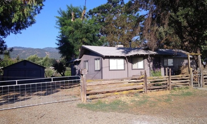 Hornbrook House | Relaxing Ranch Style 2 Bedroom House with Pool & Breakfast