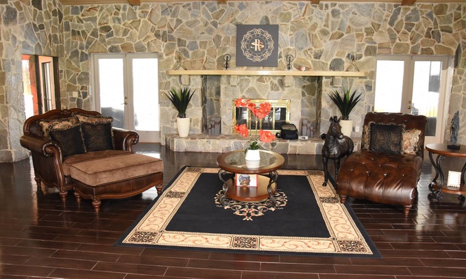 Fairvilla House | Ranch Style Mansion: Family-Friendly & Pet Welcoming Retreat