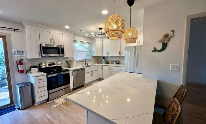 Bayview House | Comfortable Rancher By the Bay with Breakfast & Kitchen