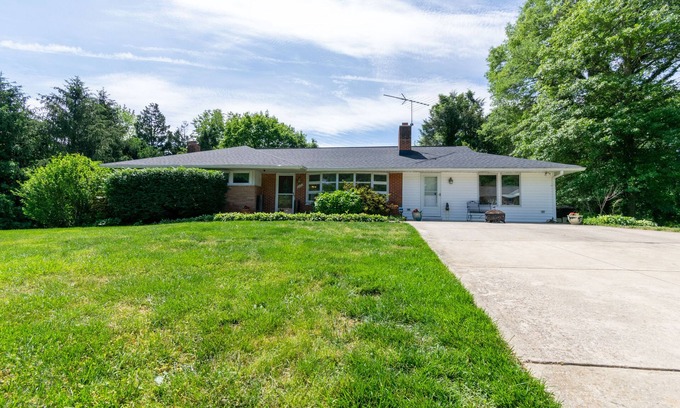 Simpsonville House | Family-Friendly Hotel Near Wash/Balt & Annapolis with Pool