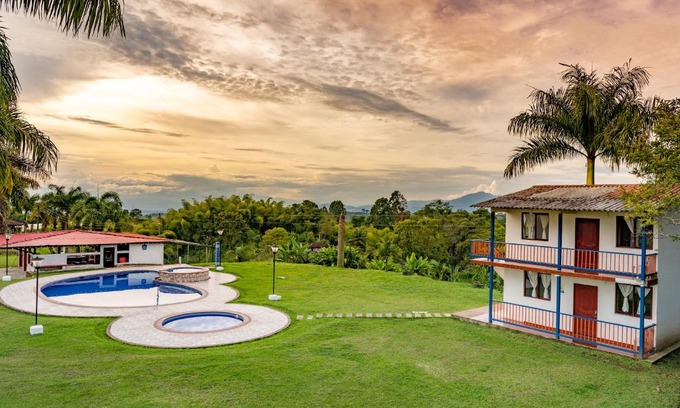 Filandia Hotel | Relax at Rancho Chihuahua with Pool and Hot Tub Amenities