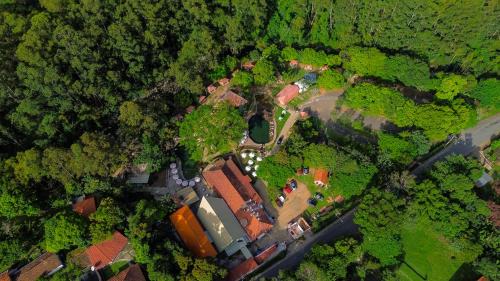 Lavrinhas Hotel | Discover Rancho do Zé João: Family-Friendly with Pool & Kitchen