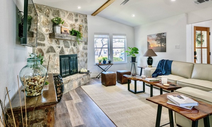 Johnson City House | Ranchview Retreat WineTrail 4 King Bedrooms 3 Bath