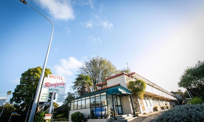 Epsom Hotel | Pet-Friendly Ranfurly Evergreen Motel with Breakfast Included