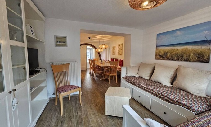 Timmendorfer Strand House | Raphael - "Elvis Presley"