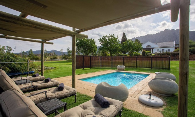 Tulbagh Apartment | Pet Friendly Raptor Rise with Pool and Ocean Views