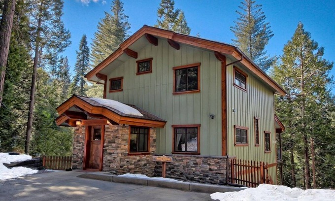 Yosemite West House | Prime 2 King Bedrooms Inside Yosemite Gates with Top Amenities