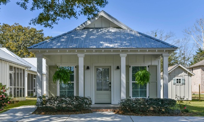 Daphne Cottage | Charming Cottage in Downtown Daphne with Breakfast Included