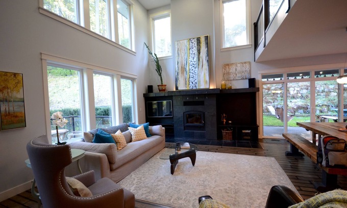 Metro Vancouver Regional District House | Discover a Hidden Gem Surrounded by Nature's Beauty!