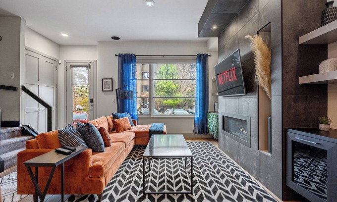 Hillhurst House | Discover Calgary’s Finest with Cozy Double King Beds