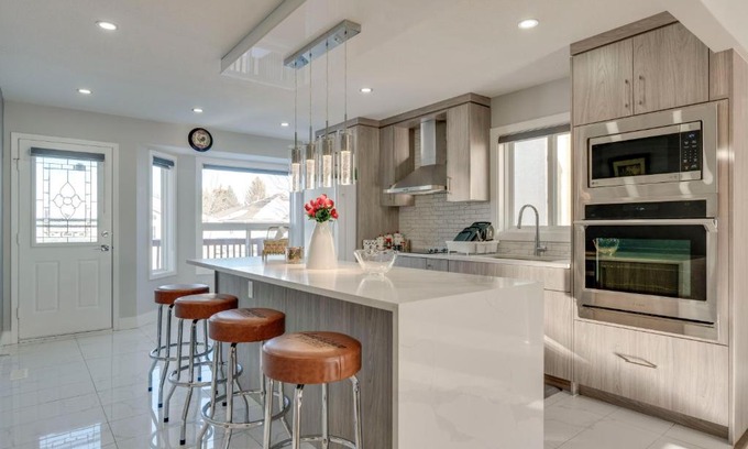 Calgary Ski Chalet | Unique Renovated 6 Bedroom Retreat with Pet-Friendly Perks