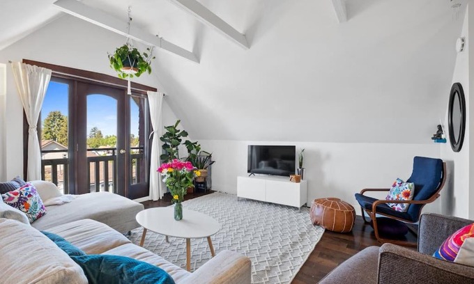 Kitsilano Apartment | Discover a Hidden Gem in Kitsilano - Rated 9.2/10!