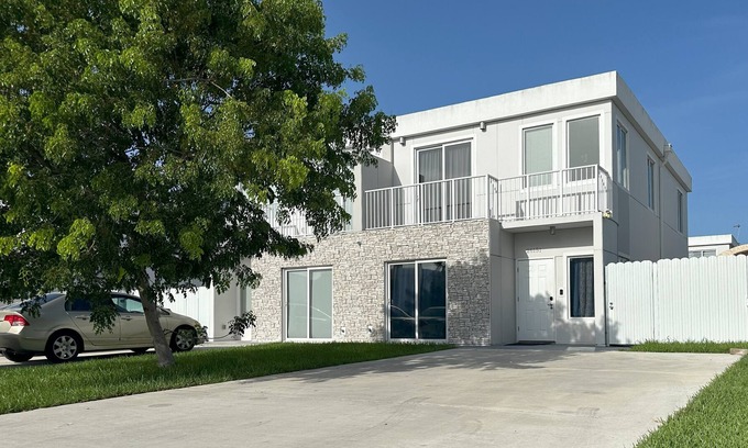 Princeton House | Rare find! Modern & Hurricane Proof by MIA FL Keys