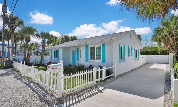 South Peninsula Historic District House | Unforgettable Oceanfront Retreat with Unique Murals