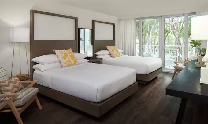 Rock Harbor Hotel | Discover a Waterfront Gem: Free Parking & Pets Welcome