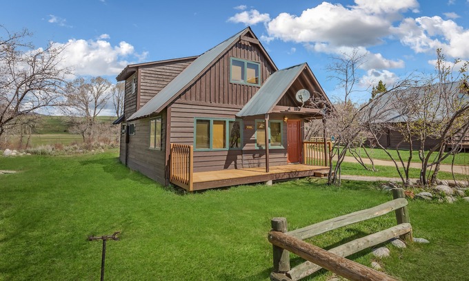 Clark Ski Chalet | Elegant Three-Bedroom Loft Chalet with Mountain Views