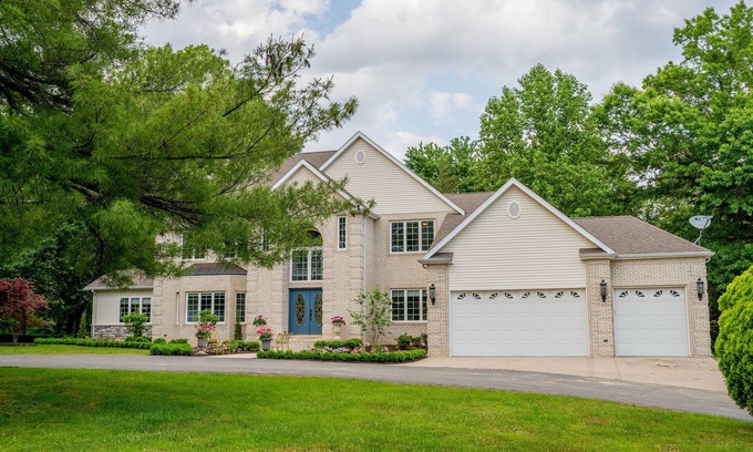 Carbondale House | Stylish 5 Bedroom Home with Pool & Spa - Rated 9.8