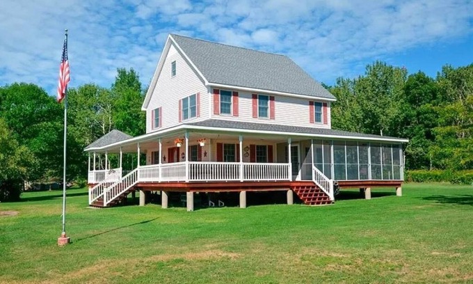 Frontenac Cottage | Unique Cottage Retreat on Round Island with Ocean Views