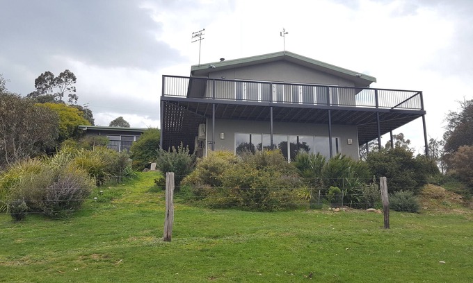 Devils River House | 'Rare Retreat', enjoy the stunning views, great hiking, or cycling @Lake Eildon