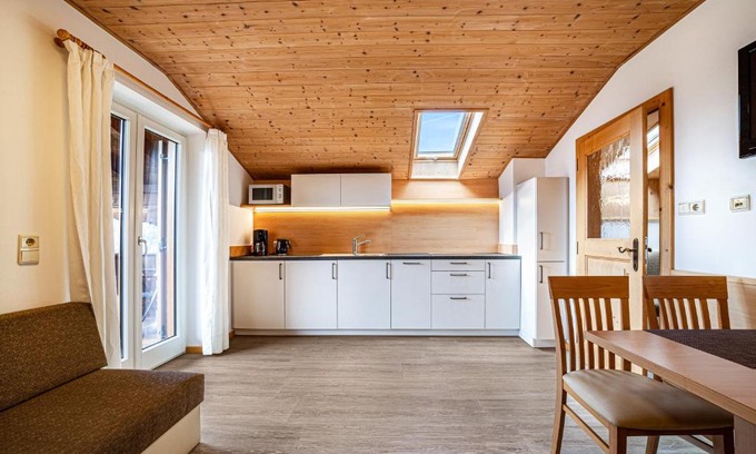 Lagundo Apartment | Panoramic Retreat at Rasnerhof Ferienwohnung - Guest Rated 10/10