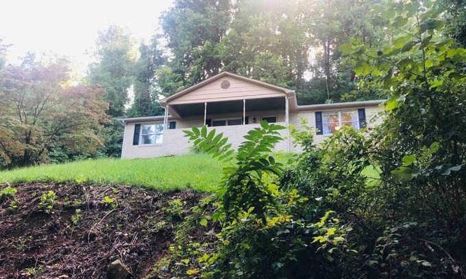 Stanley House | Pet-Friendly Raspberry Retreat with Breakfast & Hot Tub