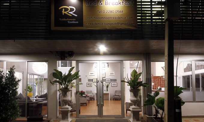 Wat Bowon Niwet Hotel | Discover Ratchadamnoen Residence: Breakfast & Family-Friendly