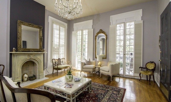 New Orleans Hotel | Rathbone Mansions: Poolside Retreat with Spa & Family Fun