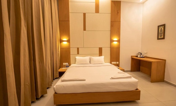 Teynampet Hotel | Comfortable RATHNA RESIDENCY near US Consulate with Breakfast