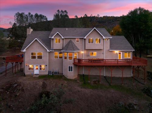 Oakhurst House | Discover New Rathore Von Liecthi Lodge: Family-Friendly Fun!