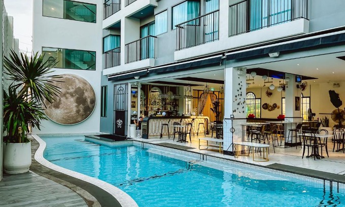 Talat Nuea Hotel | Discover Ratri Hotel Phuket Old Town: Family-Friendly Retreat