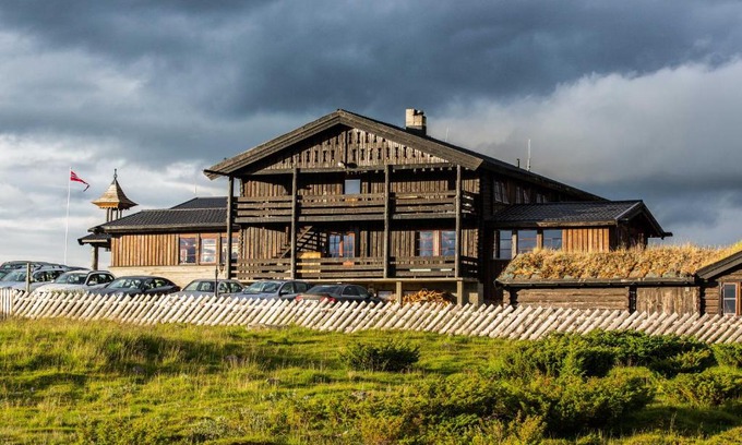 Lom Hotel | Cozy Raubergstulen Fjellstue with Hot Tub & Breakfast