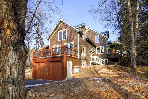 Weisshorn House | Raven's Bungalow: Family-Friendly Retreat Awaits You