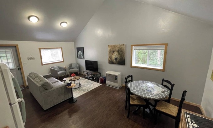 Fairbanks Cabin | Raven’s Landing: Family-Friendly Stay with Breakfast Included