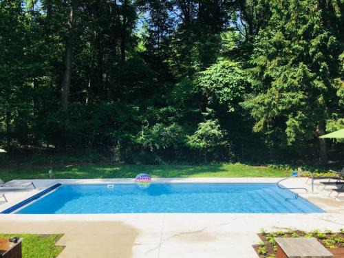 Harbert House | Relax at Ravenswood Pool House with Family-Friendly Amenities