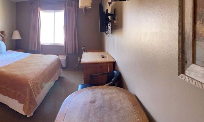 Rawlins Hotel | Comfortable Stay at Rawlins Western Lodge with Breakfast