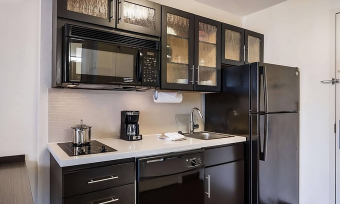 Waukegan Resort | Experience Ray Bradbury Museum with Pet-Friendly Comfort