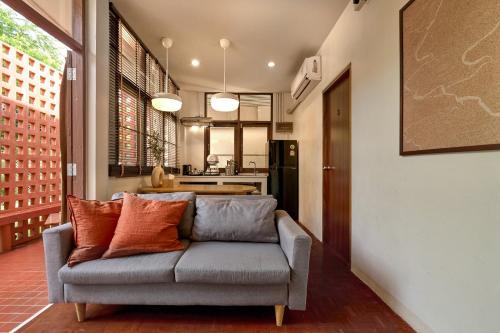 Nimman House | Welcoming Ray's Home: 3BR Near Nimman with Yard