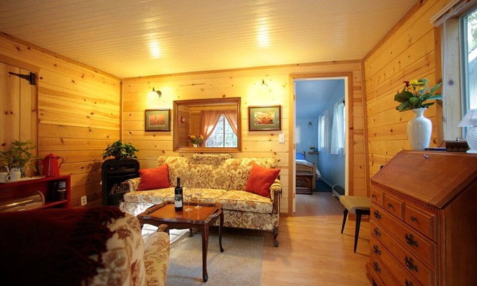 Cazadero Bed & Breakfast | Gravenstein Cottage at Raymond's Bakery: Family-Friendly Retreat