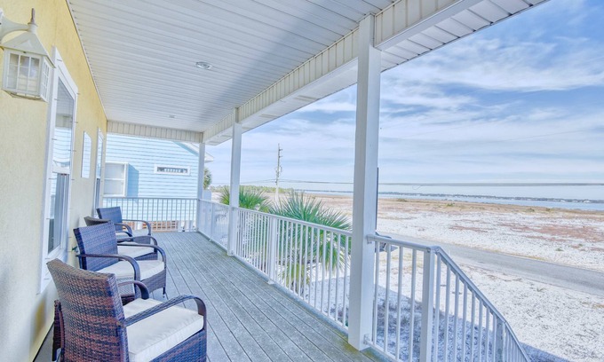 Navarre Beach House | Experience Rays of Sunshine: Water Views & Fun Amenities