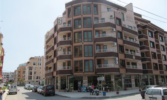 Pomorie Apartment | Discover Rayski Zalez: Pet-Friendly Retreat for Families