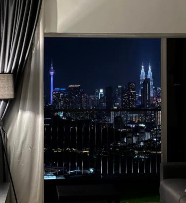 Salak South Apartment | Lisa Homestay: KLCC View with Home Theatre & Pool Access