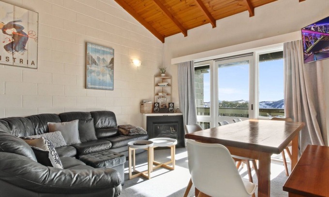 Hotham Heights Apartment | Razorback 3 - Family-Friendly Chalet with Kitchen Amenities