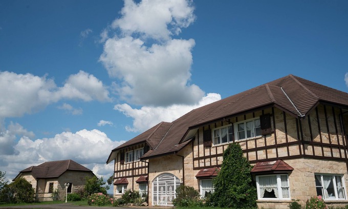 Razorback House | Razorback Dream Farmhouse: Family-Friendly Retreat with Pool