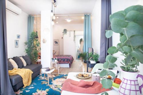 L'Amistat Apartment | Trendy Designer Escape for Couples & Digital Nomads