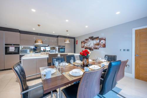 Batley House | Relaxed Comfort at RD7C with Free Parking & Fast WiFi