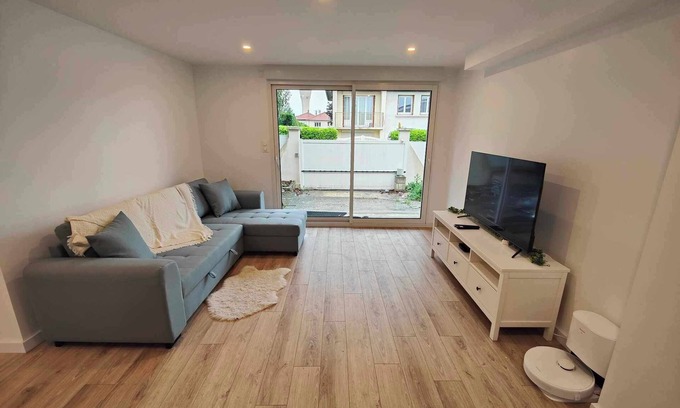 Saint-Laurent-de-Mure House | Convenient RDC T4 Near Airport with Family-Friendly Amenities