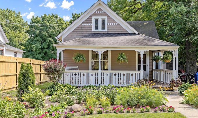 Russell Cottage | Historic 1880's Cottage Near Highwood and Lake Michigan