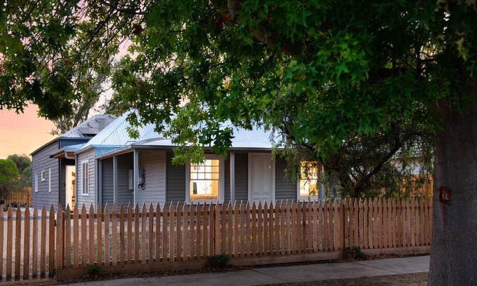 Clunes House | Experience Readers Rest: Pet Friendly & Child-Friendly Stay